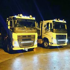 2 gule lastebiler i mørket